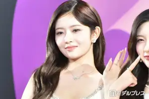 IVEレイ、美脚際立つミニ丈×ニーハイコーデに「スタイル完璧」「差し色が可愛い」と反響