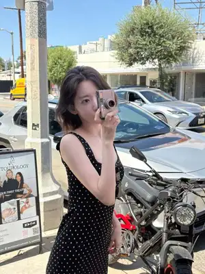 LE SSERAFIM 宮脇咲良、ピンクヘアから暗髪にチェンジ 新ビジュアルに「どんな髪型でも可愛い」(エンタメNEXT)