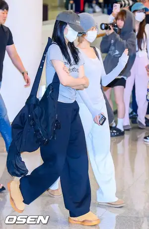 [Photo] IVE An Yu-jin and Rei warmly greet fans - CHOSUNBIZ