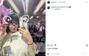 TWICE モモ、ラフな私服でキュートなヘソ出しセルフィ プリクラで“自分自身”とハートを作る瞬間も