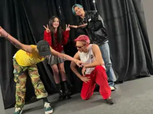 「BLACKPINK」JISOO、ロンドンで「BIGBANG」と仲良く記念撮影