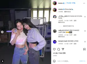 TWICE モモ、へそ出し衣装でダヒョンとの接近ツーショット