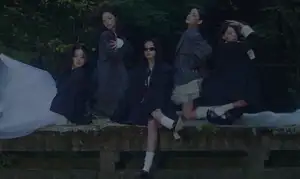 ILLIT、タイトル曲「NOT CUTE ANYMORE」MV公開…ミステリー映画を連想させる演出に注目