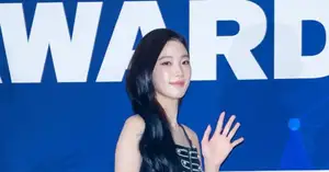 [Photo] LE SSERAFIM Kazuha waves with goddess-like hand - CHOSUNBIZ