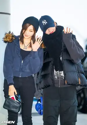 【PHOTO】aespaのKARINA&GISELLE、アリーナツアーのため日本へ…仲良くポーズ