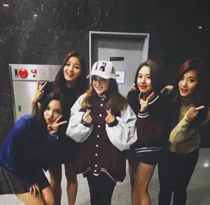 2NE1’s Sandara Park Snaps Cute Photos With TWICE and Lovelyz