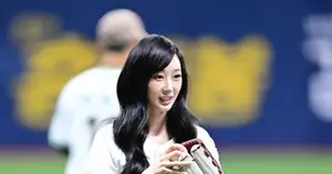 [Photo] aespa's Giselle looks nervous before ceremonial pitch - CHOSUNBIZ