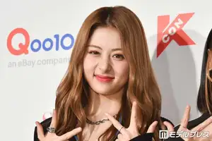LE SSERAFIMユンジン、ウエストちらりのショーパン×ミニ丈ジャケット姿公開「ビジュ爆発してる」「透明感に圧倒」の声