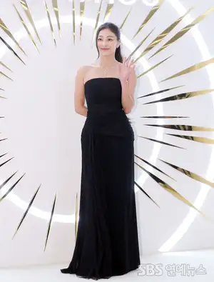 TWICE's JIHYO Dazzles in an Elegant Black Dress