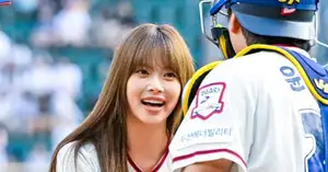 [Photo] LE SSERAFIM Hong Eun-chae urges, 'Be sure to win' - CHOSUNBIZ