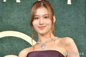 (画像1/36) TWICEサナ、ノースリコーデに反響「華奢で憧れる」「透明感レベチ」