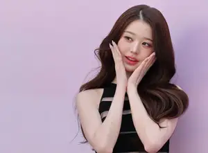 Jang Wonyoung airport footage: IVE star's behavior fuels debate over politeness in Korea