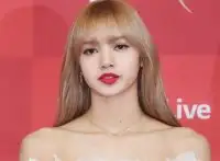 BLACKPINKリサ、バンコクの華やかな夜景の中での元男性アイドル実業家と親密スキンシップ写真公開