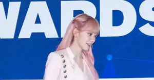 [Photo] LE SSERAFIM Sakura shows abs while stepping lightly - CHOSUNBIZ