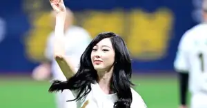 [Photo] aespa Giselle throws ceremonial first pitch, smiling - CHOSUNBIZ