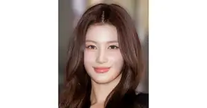 “スカーフ”が物語を運ぶよう…TWICE・サナ、あごに手を添えた“キューティ”な姿に「かわいい」「綺麗」（WEBザテレビジョン）