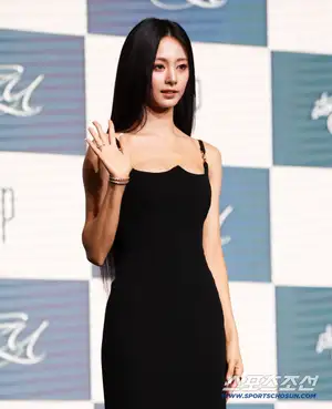 JYP Issues Statement on Rumors That TWICE's Tzuyu Will Not Renew Her Contract: "Currently in Discussions"