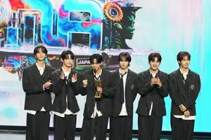 TWS wins 2 awards, ILLIT moved to tears at MAMA Awards in US
