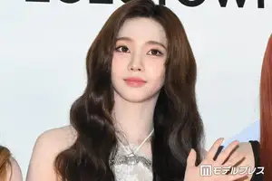 aespaカリナ、シックな黒ジャケットから美脚スラリ「スタイルの良さが異次元」「ロングブーツ似合いすぎ」と反響