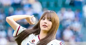[Photo] LE SSERAFIM Hong Eun-chae pitches first ball, hair shimmering - CHOSUNBIZ