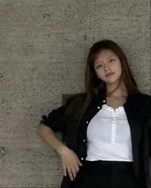 TWICEジョンヨン、JYP退所後に洗練された美脚姿を披露。新天地での近況に注目
