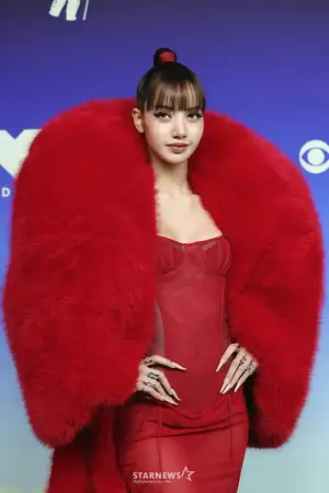 BLACKPINK Lisa, Sheer Corset Dress + Red Fur.. Dominates VMA Red Carpet [Star Issue]