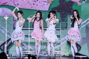 HANA・JISOO&MOMOKA、ILLIT公演にサプライズ登場 会場どよめき&歓声