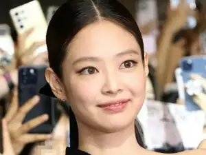 「BLACKPINK」JENNIE、シースルーのスリップだなんて…“目のやり場に困る”破格ファッション
