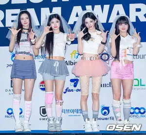 [Photo] ILLIT pose together lovably