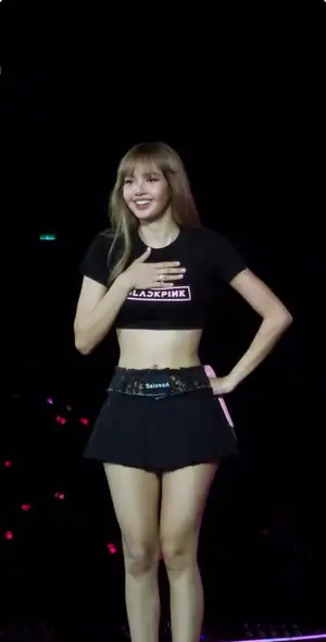 BLACKPINK リサ、日本のテキスタイルメーカーの特注フロッキーレースを用いたスカートをライブで着用