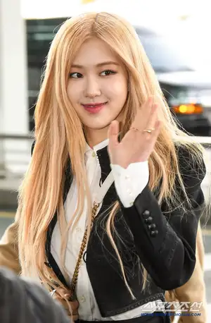 Rosé apologizes over backlash about fan treatment at BLACKPINK's 10th anniversary: "I'm sorry I seem to have made you feel lonely"
