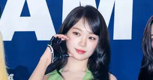 [Photo] LE SSERAFIM Kim Chae-won charms with adorable pose - CHOSUNBIZ
