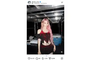 LE SSERAFIM SAKURA、ピンクヘア×赤ドレス姿に「妖精みたい」「全てが眼福」　ビール片手に素が見えるオフショットも