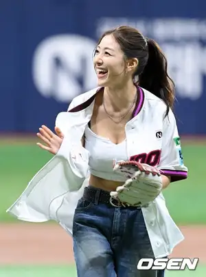 TWICE Jihyo, Sister Lee Ha-eum Bond at Baseball Game