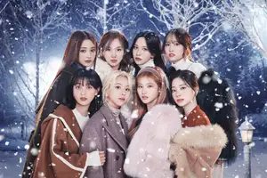TWICE、舞い降る白い雪の中でメンバーが寄り添う新曲「Doughnut」のビジュアル公開