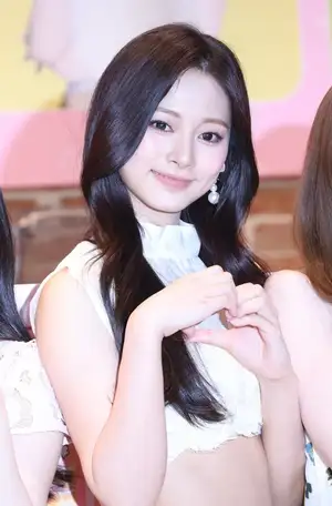 TWICEs TZUYU attends kombucha pop-up