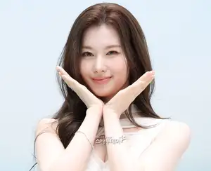 TWICE's Sana Transforms Seongsu-dong with a Pure White, Innocent Glow [K-pop Hunters]