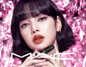 BLACKPINK・リサ、多彩な表情が“限定カード”に! 待望の「M・A・C」キャンペーン第一弾は要チェック