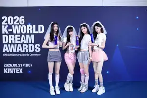 ILLIT、『2026 K-WORLD DREAM AWARDS』で3冠達成！ 圧倒的な存在感を証明
