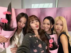 BLACKPINKデビュー10周年を巡る論争、ジス・ロゼ・リサが謝罪する一方ジェニーは？
