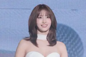 「美脚すぎる…」TWICE・モモ、ミニスカ空港コーデで足組みショット披露「いつも綺麗」「かわええ」とファン絶賛の声