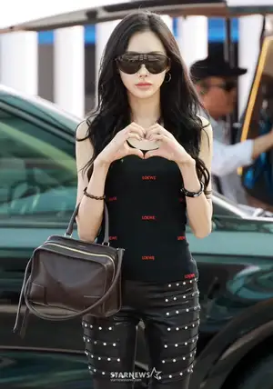 aespa Giselle 'Car Lady' Vibe [★Photo]