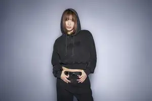 TWICEモモ＞「オニツカタイガー」新アイテム着こなす ビンテージ風？ 引き締まったウエストも披露（MANTANWEB）